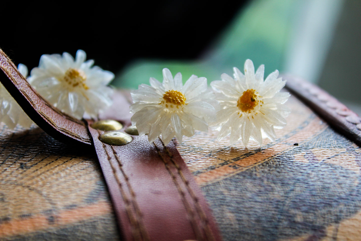 Daisy whispers studs