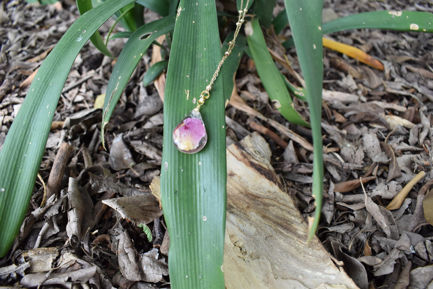 Pink rose petal pendant’pear